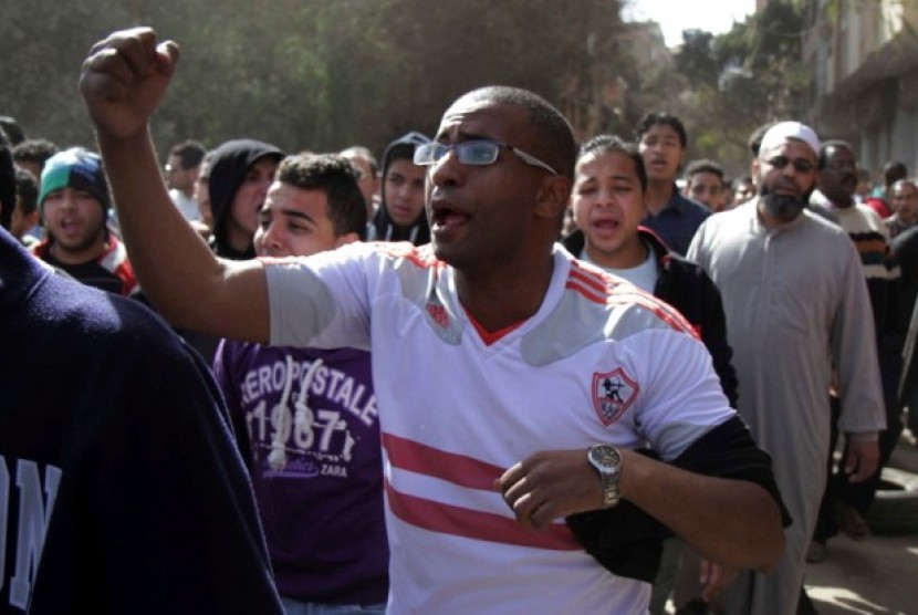 Keluarga korban meninggal dalam insiden sepak bola di Kairo berkumpul saat pemakaman pada Senin (9/2).