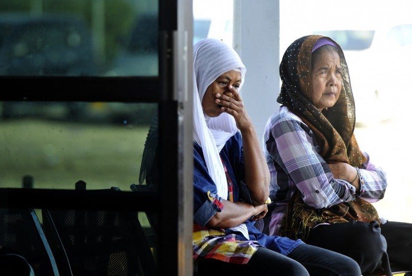 Keluarga korban menunggu informasi nasib keluarganya yang menjadi korban tenggelamnya KM Marina Baru 2B di Pelabuhan Siwa, Kabupaten Wajo, Sulawesi Selatan, Rabu (23/12).