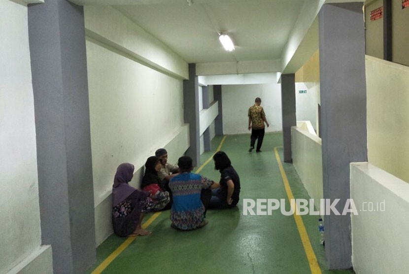 Keluarga korban menunggu  korban kebakaran gudang kembang api di depan ruang ICU RSUD Kabupaten Tangerang, Jumat (27/10).