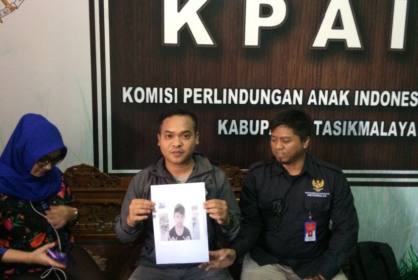 Keluarga korban menunjukkan foto anaknya yang kabur dari rumah, Rabu  (9/10). 