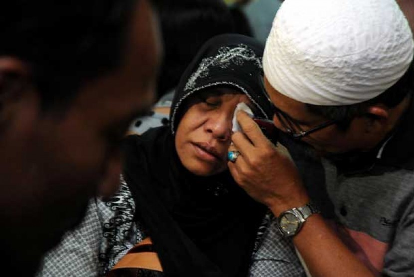   Keluarga korban penumpang pesawat Sukhoi Superjet 100 di Lanud Halim Perdanakusumah, Jakarta, Jumat (11/5). 