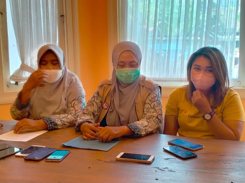 Keluarga korban perundungan dan pendamping memberikan keterangan pers tentang perundungan yang dialami anak laki-laki bernama ABS di Kota Malang, Jumat (2/9/2022). 