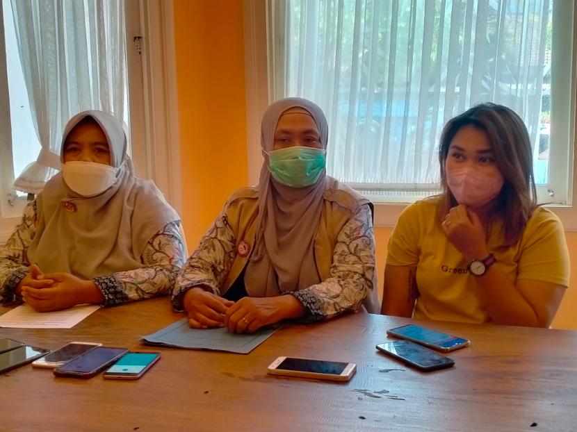 Keluarga korban perundungan dan pendamping memberikan keterangan pers tentang perundungan yang dialami anak laki-laki bernama ABS di Kota Malang, Jumat (2/9/2022). Perundungan Anak, Wali Kota Malang Minta Orang Tua Perketat Pengawasan