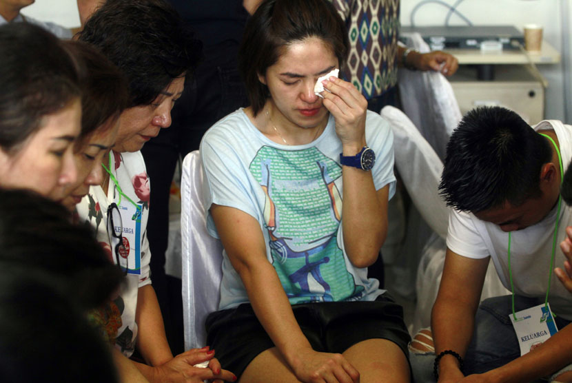 Keluarga korban penumpang pesawat Air Asia QZ 8501 di Crisis Center, Bandara Internasional Juanda, Surabaya (Selasa (30/12). 