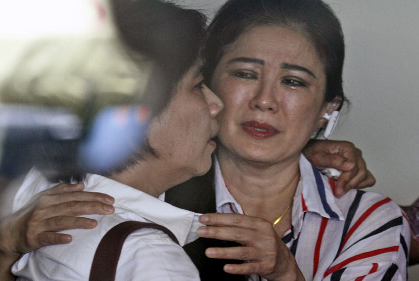 Keluarga korban penumpang pesawat Air Asia QZ 8501 di Crisis Center, Bandara Internasional Juanda, Surabaya (Selasa (30/12).