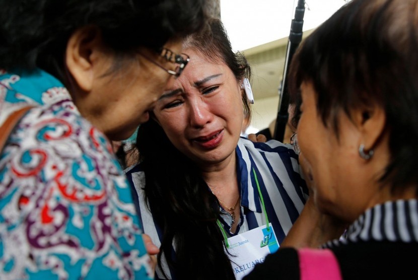 Keluarga korban pesawat Air Asia QZ8501 menangis.