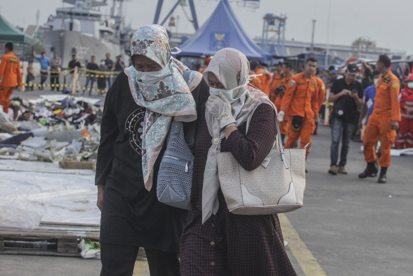 Keluarga korban pesawat Lion Air JT 610 yang jatuh di perairan Tanjung Karawang berjalan usai mencari barang milik kerabatnya di Posko Evakuasi Pelabuhan Tanjung Priok, Jakarta, Rabu (31/10/2018). 