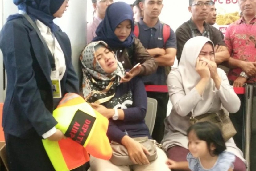 Keluarga korban pesawat Lion Air JT610 yang jatuh di Bandara Depati Amir, Pangkalpinang, Kepulauan Bangka Belitung, Senin (29/10).