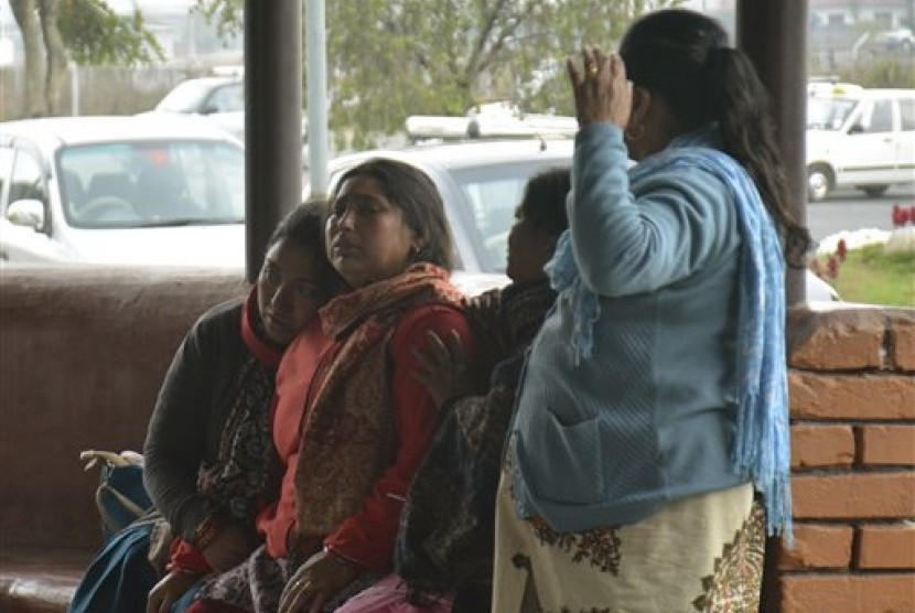 Keluarga korban pesawat menunggu informasi mengenai kecelakaan pesawat Tara Air di Bandara Domestik Pokhara, Nepal, Rabu, 24 Februari 2016.