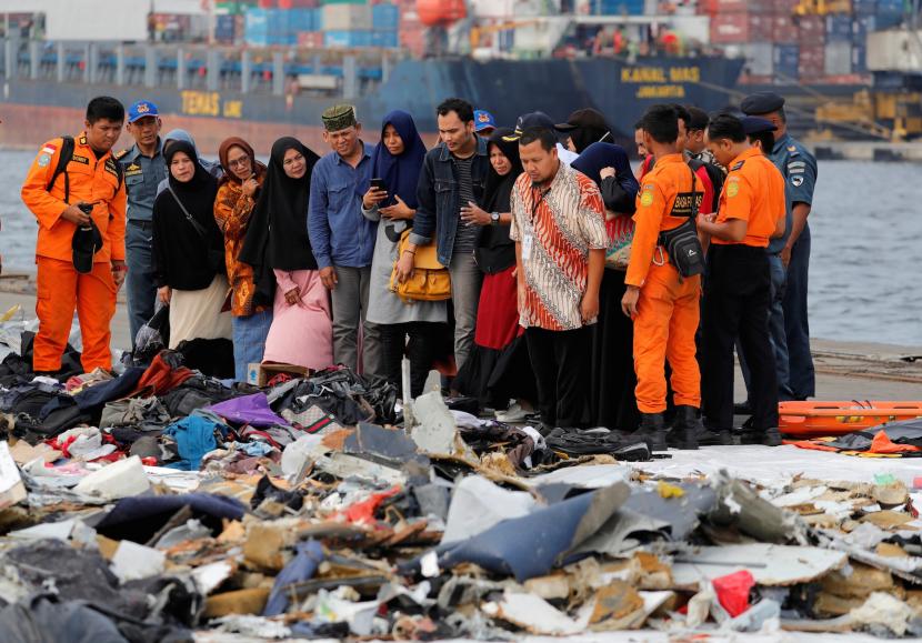 Keluarga korban pesawat nomor penerbangan JT 610 mencari barang keluarganya di pelabuhan Tanjung Priok, Jakarta Utara.