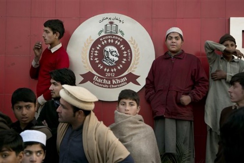 Keluarga korban serangan di Universitas Bacha Khan menunggu di luar kampus di Kota Charsadda, Pakistan, Rabu, 20 Januari 2016.