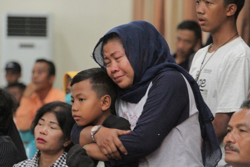 Keluarga korban tenggelamnya KM Sinar Bangun menangis saat mendengar penjelasan Basarnas di kantor Bupati Simalungun, Sumatera Utara, Minggu (1/7).