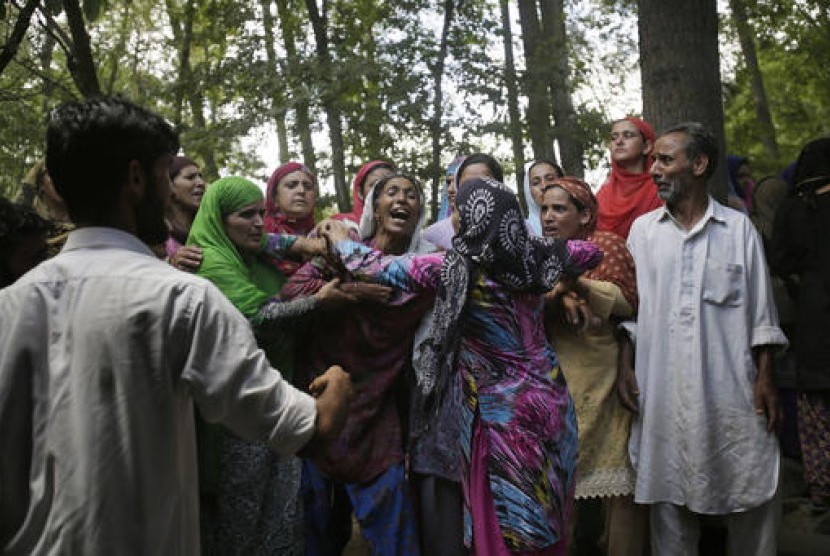 Keluarga korban tewas menangis saat pemakaman massal empat warga sipil di Desa Aripantha, Srinagar, Kashmir yang dikuasai India, Selasa, 16 Agustus 2016. Lima pengunjuk rasa tewas oleh pasukan keamanan dalam bentrokan massa. 
