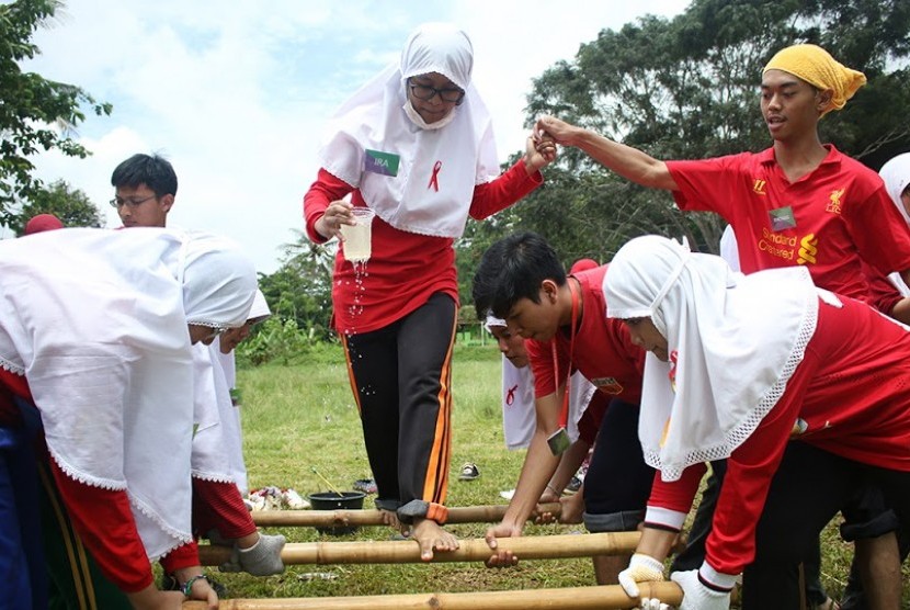 Keluarga mahasiswa Universitas Al Azhar Indonesia berbagi keceriaan dengan warga desa Cikadang, Sukabumi.