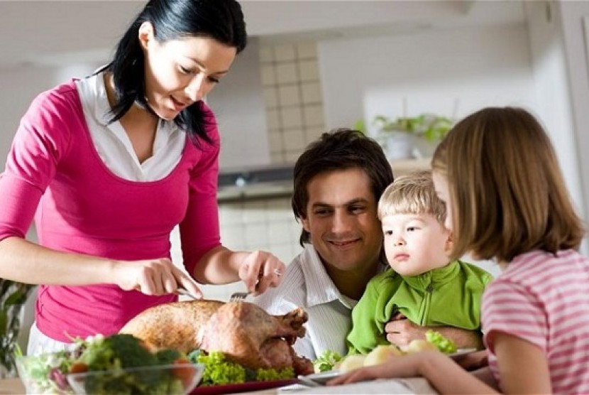 Keluarga makan bersama (Ilustrasi)