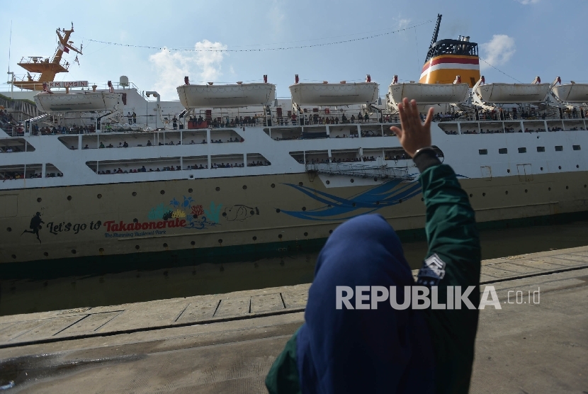 Keluarga melambaikan tangan saat kepergian KM Unsini di Pelabuhan Tanjung Priok, Jakarta, Ahad (18/6). 