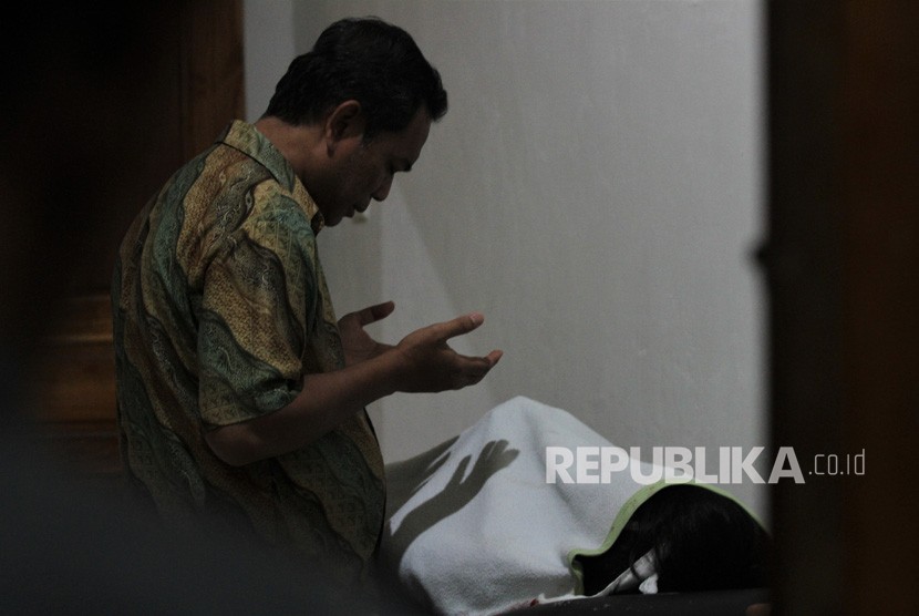 Keluarga memanjatkan doa untuk almarhum Immawan Randi (21) di RS Abunawas Kendari, Kendari, Sulawesi Tenggara, Kamis (26/9/2019).