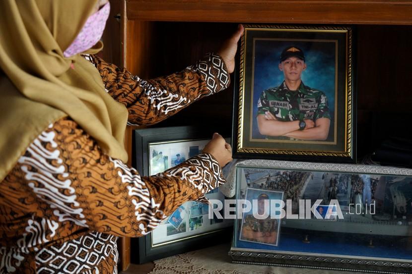 Keluarga memegang foto KLS Isy Gunadi Fajar Rahmanto di Seloharjo, Pundong, Bantul, Senin (26/04/2021). Gunadi Fajar Rahmanto merupakan satu dari 53 awak kapal selam KRI Nanggala 402 yang mengalami musibah di perairan Bali. 