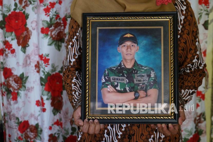 Keluarga memegang foto KLS Isy Gunadi Fajar Rahmanto di Seloharjo, Pundong, Bantul, Senin (26/04/2021). Gunadi Fajar Rahmanto merupakan satu dari 53 awak kapal selam KRI Nanggala-402 yang mengalami musibah di perairan Bali. 
