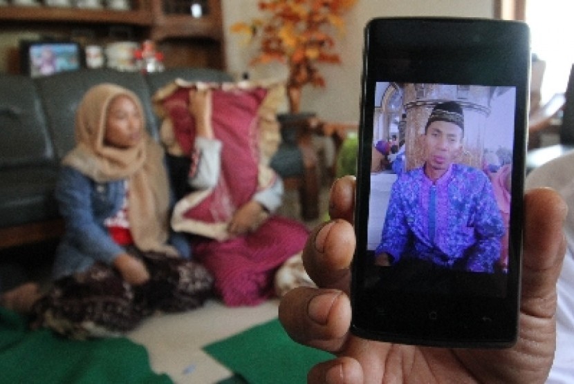 Keluarga memperlihatkan foto korban tragedi Mina, almarhum Hamid Atwi Tarji Rofia di kediamannya di desa Muneng Kidul, Sumberasih, Probolinggo, Jawa Timur, Jumat (25/9).