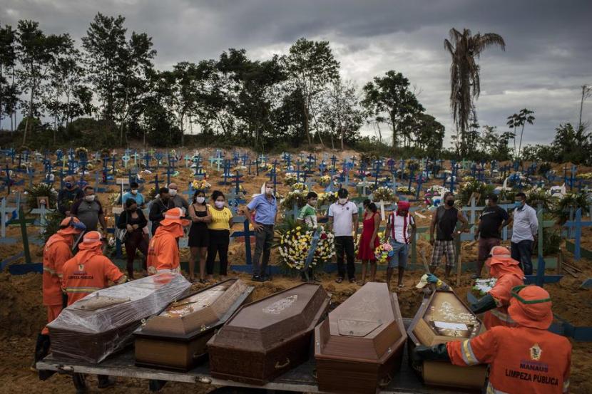 Keluarga menghadiri pemakaman sejumlah korban meninggal Covid-19 di Manaus, Brasil, (23/4). Sejumlah lokasi pemakaman baru dibuka setelah ada lonjakan kasus kematian akibat corona.