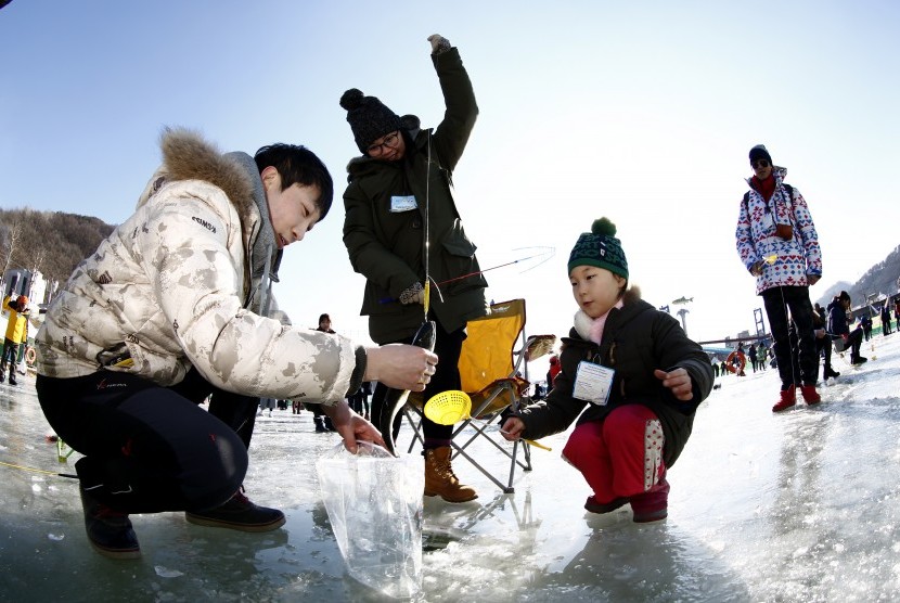 Liburan musim dingin di Hwacheon Sancheoneo Ice Festival yang terletak Hwacheon-gun, Gangwon