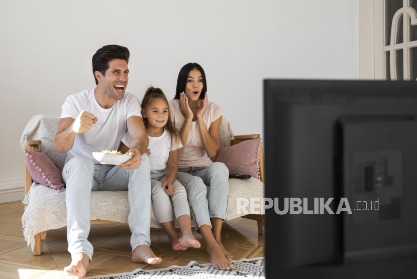 Keluarga menonton saat akhir pekan (ilustrasi). Menonton film edukasi bersama anak bisa jadi hiburan akhir pekan ketika kondisi cuaca saat ini tak menentu.