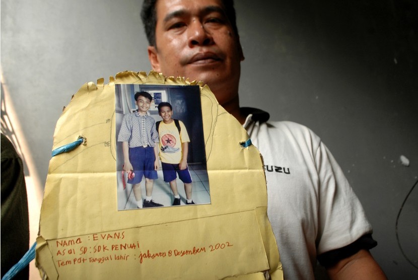 Keluarga menujukan foto semasa hidup Evan Christoper Situmorang yang meninggal. Evan sebelumnya diduga meninggal usai mengikuti masa orientasi siswa di SMP Flora, Pondok Ungu, Bekasi, Jawa Barat, Senin (3/8). 