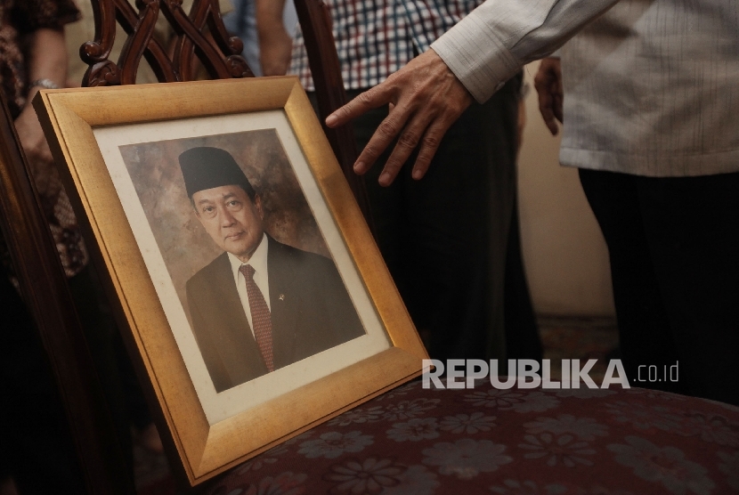 Keluarga menunjukan foto Almarhum Mantan Menteri Agama Maftuh Basyuni di rumah duka, Jakarta, Selasa malam (20/9).