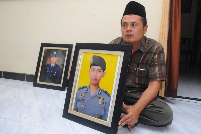 Keluarga menunjukkan foto Bripda Imam Gilang Adinata di Srago Gede, Klaten, Jawa Tengah, Kamis (25/5). 