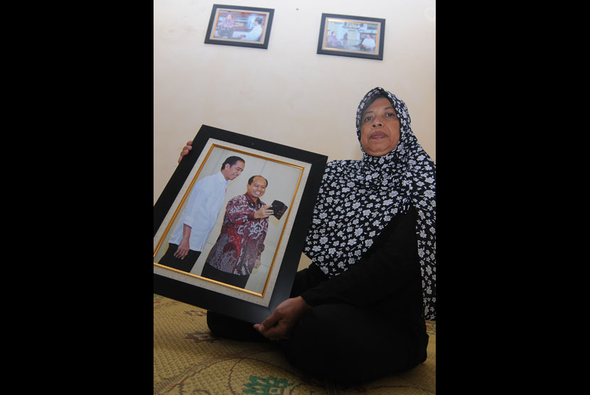 Keluarga menunjukkan foto kenangan Kepala Pusat Data Informasi dan Humas BNPB Sutopo Purwo Nugroho saat bersama Presiden Joko Widodo di Boyolali, Jawa Tengah, Ahad (7/7/2019).