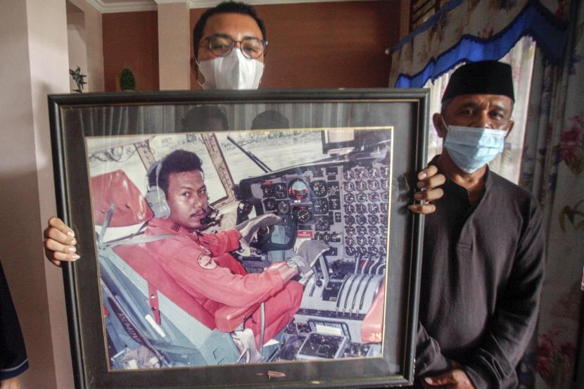 Keluarga menunjukkan foto Pilot Sriwijaya Air SJ 182 Capt Afwan di rumahnya, Cibinong, Kabupaten Bogor, Jawa Barat.