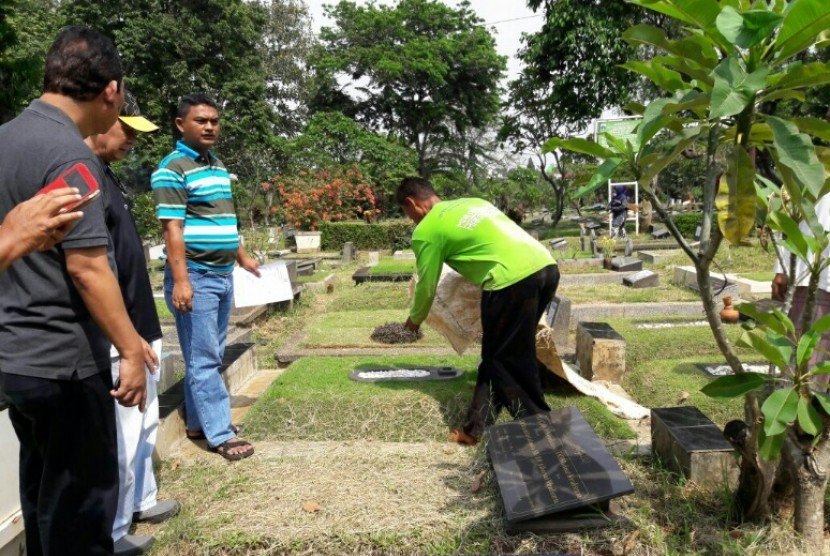 Keluarga menyiapkan makam untuk almarhumah January Christy, Jumat (16/9), di TPU Jeruk Purut.