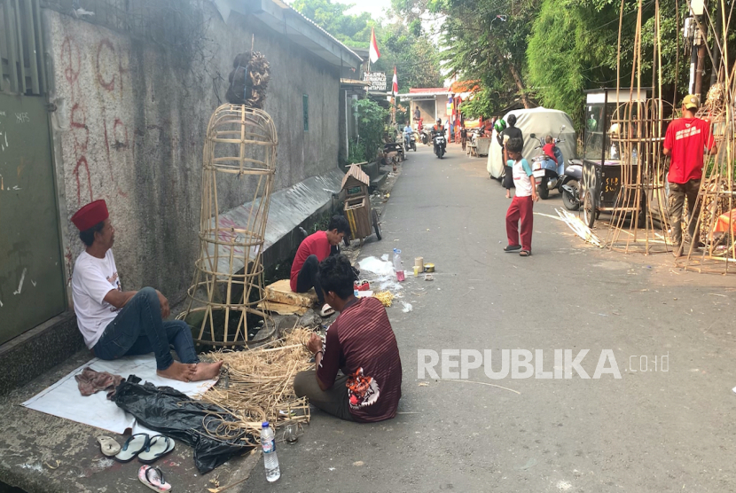 Keluarga Mulyadi membuat kerajinan ondel-ondel di Jakarta.