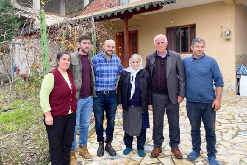 Keluarga Muslim Albania berpose dengan komunitas Yahudi.