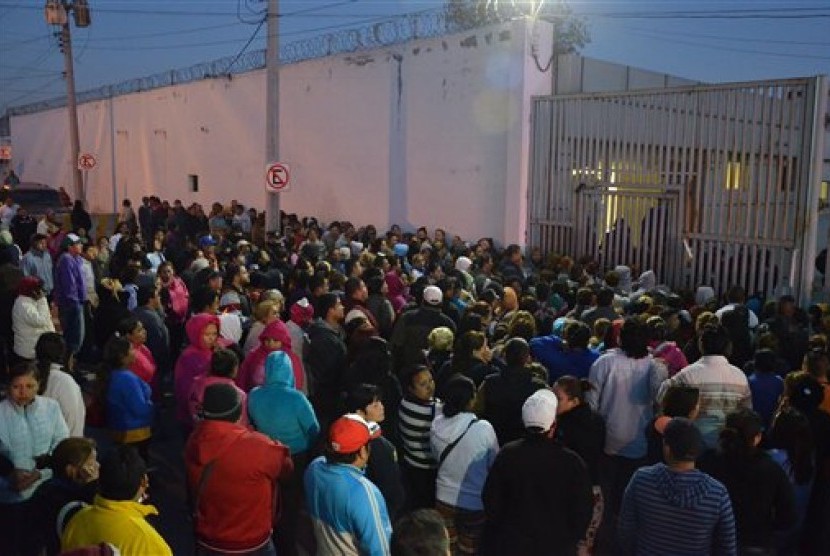 Keluarga narapidana di luar penjara Topo Chico di Monterrey, Meksiko, Kamis, 11 Februari 2016. Sebanyak 52 orang tewas dalam bentrokan antarnapi.