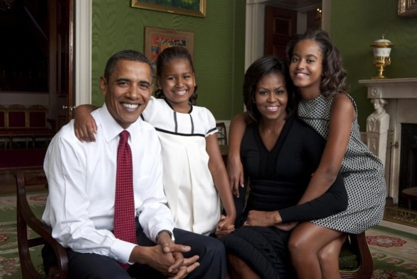 Keluarga nomor 1 AS: Obama dengan istrinya Michelle, dan kedua putrinya, Malia dan Sasha pada September 2009.