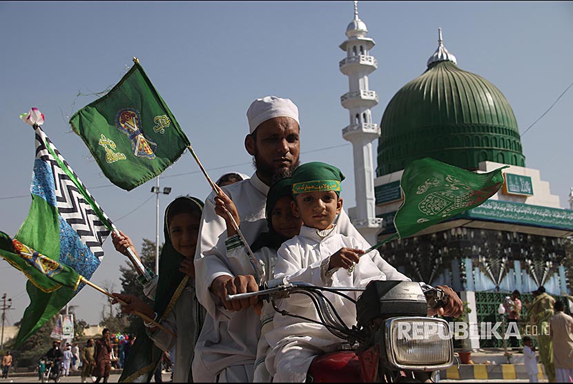 Keluarga Pakistan merayakan Maulid Nabi di Karachi, Jumat (1/11)