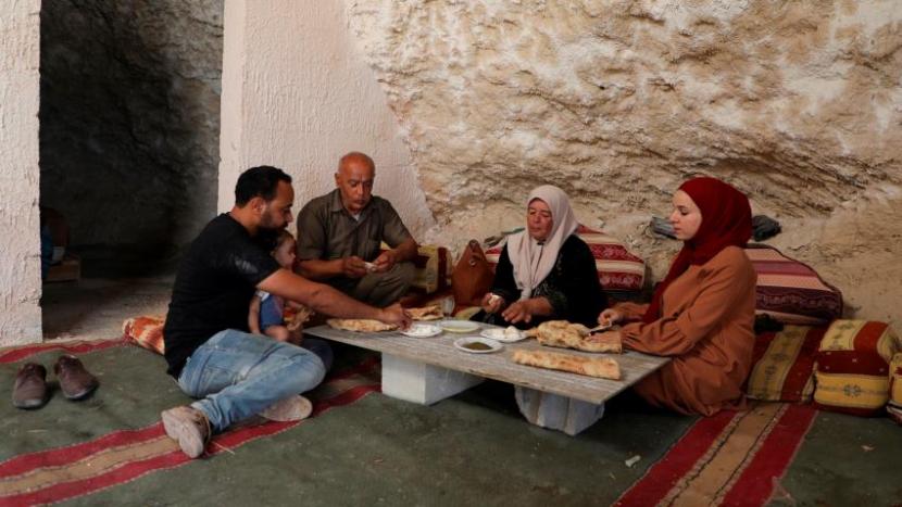 Kisah Keluarga Palestina Diusir, Tinggal di Gua, Diusir Lagi. Keluarga Palestina di Desa Farasin, di Tepi Barat harus kehilangan rumahnya setelah dibongkar paksa Israel. Keluarga itu kini tinggal di gua dan akan diusir lagi.