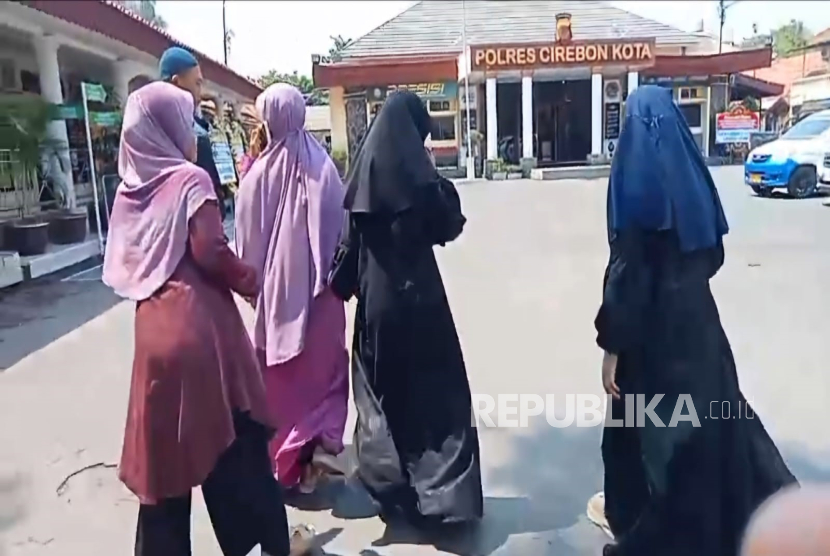 Keluarga pasien yang menjadi korban dugaan rudapaksa yang dilakukan oleh perawat di salah satu rumah sakit di Kecamatan Gunung Jati, Kabupaten Cirebon mendatangi Mapolres Cirebon Kota untuk dimintai keterangan, Sabtu (10/5/2025). 