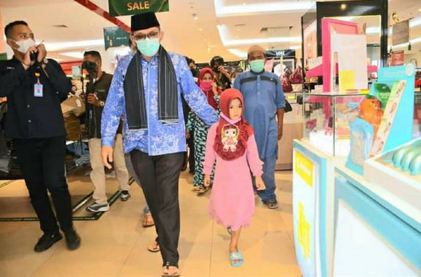 Keluarga penerima bantuan Semata diajak Wali Kota Hendri Septa mengunjungi Transmart Padang.