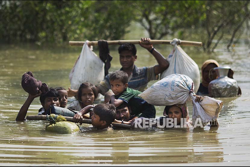 Rohingya refugee families crossed a small river on the Myanmar-Bangladesh border near Cox's Bazar, Bangladesh.