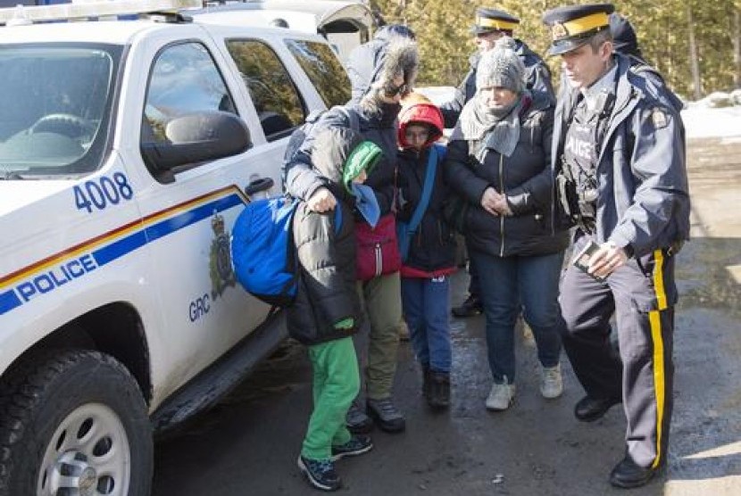 Keluarga pengungsi tiba di perbatasan Kanada dari Amerika Serikat dekat Hemmingford, Quebec, Senin, 20 Februari 2017.