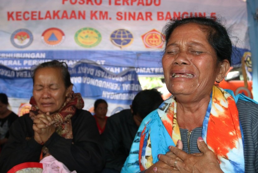 Family members of MV Sinar Bangun victims pray at Tigaras port, Lake Toba, Simalungun, North Sumatra, Monday (June 25).