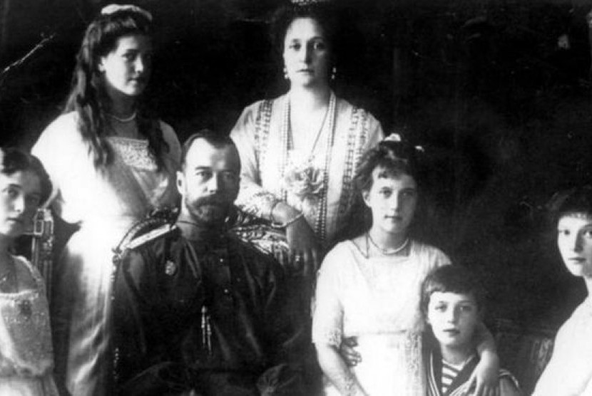 Keluarga Roimanov pada 1914. Dari kiri ke kanan: Olga, Maria, Tsar Nicholas II, Tsarina Alexandra, Anastasia, Tsarevich Alexei dan Tatiana