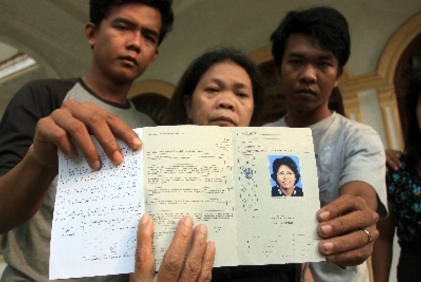 Keluarga salah satu penumpang pesawat Malaysia Airlines dengan nomor penerbangan MH370, Surti Dahlia, menunjukkan surat izin mengemudi (SIM) internasional keluarganya yang turut menjadi korban.