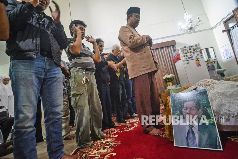 Keluarga serta kerabat menyolatkan jenazah almarhum aktivis Gerakan Mahasiswa Sosialis (GMSos) Rahman Tolleng di Cipedes, Bandung, Jawa Barat, Selasa (29/1/2019). 