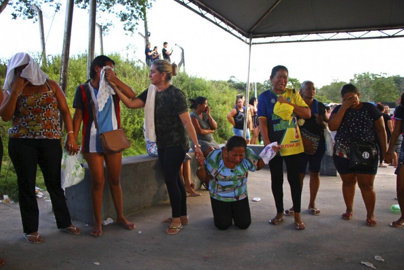 Keluarga tahanan menangis di luar komplek penjara Anisio Jobim Prison Complex di Manaus, negara bagian Amazonas, Brasil, Senin (27/5). 