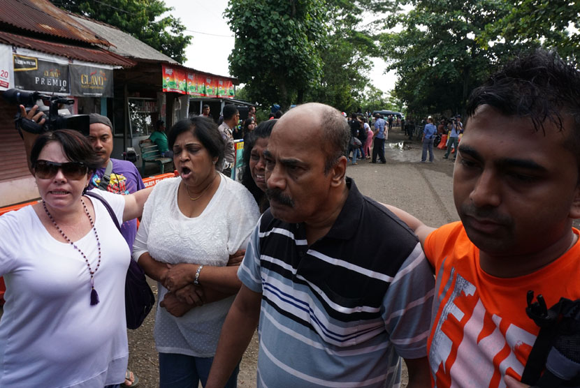 Keluarga terpidana mati asal Australia Myuran Sukumaran, melakukan kunjungan terakhir sebelum pelaksanaan eksekusi mati di dermaga penyeberangan Wijaya Pura, Cilacap, Jateng, Selasa (28/4). (ANTARA/Idhad Zakaria)