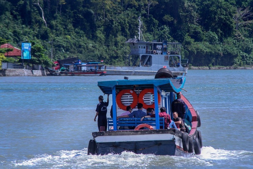 Keluarga terpidana mati menaiki perahu menuju Pulau Nusakambangan, di Dermaga Penyeberangan Wijayapura, Cilacap, Jawa Tengah, Selasa (26/7). 